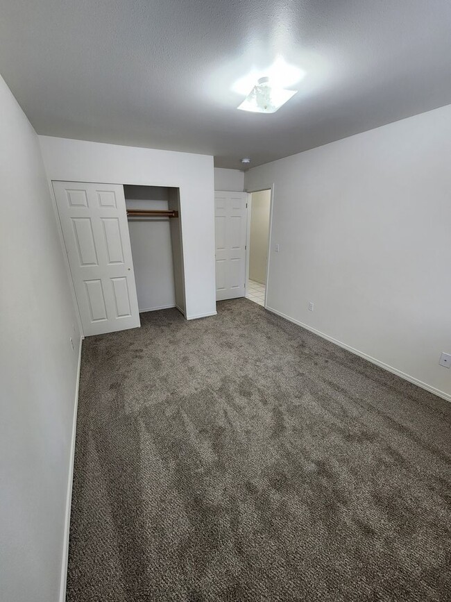 Building Photo - Spacious 3-Bed Duplex Retreat in Tacoma: 1...