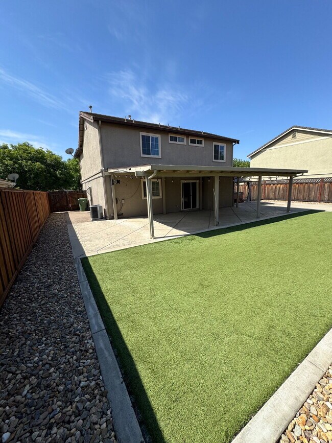 Building Photo - Beautiful 4-Bedroom Home with Spacious Backyard & Covered Patio
