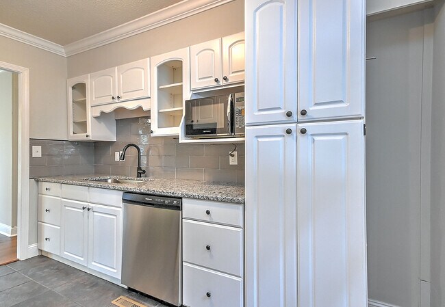 Building Photo - 2708 Schumway Dr