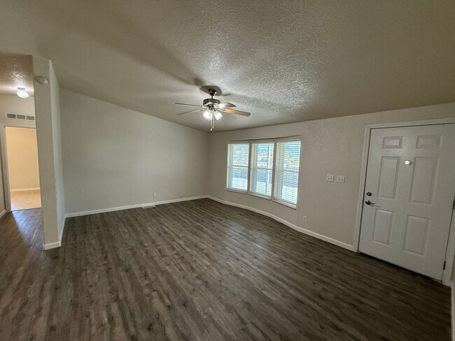 Building Photo - Move In Ready - Spacious Manufactured Home in Foothills!