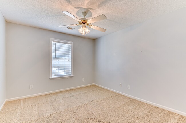 Building Photo - 490 Connemara Trail