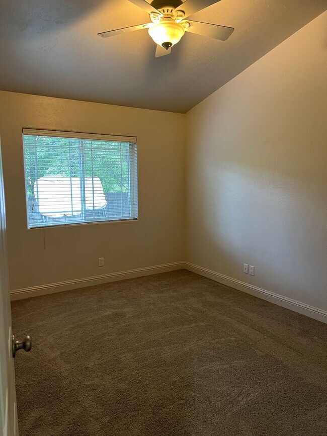 Building Photo - Three Bedroom Two Bath In Park East Subdivision