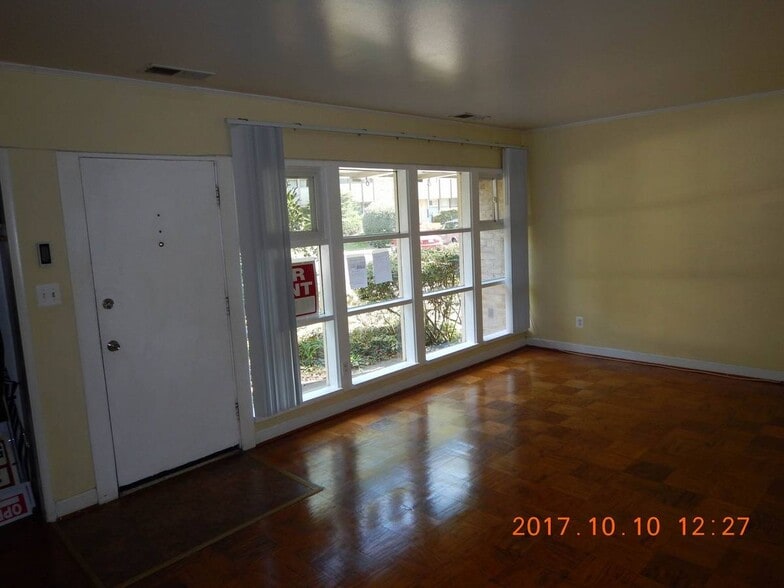 Living Room - 4422 Forest Glen Ct