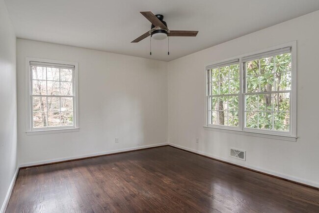 Building Photo - 4601 Club Cir NE