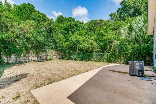 Building Photo - Charming 3-Bedroom Home Near Downtown Pens...