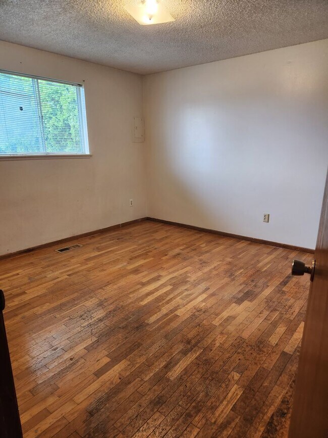 Building Photo - b1810