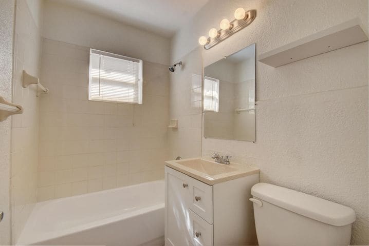 Building Photo - 710 SE 4th Ave