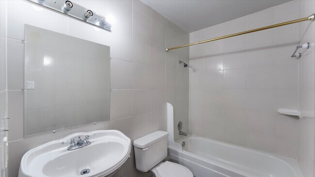 Building Photo - 10811 Richmond Ave