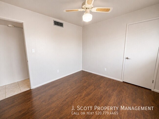 Building Photo - 6522 E Palm Ln