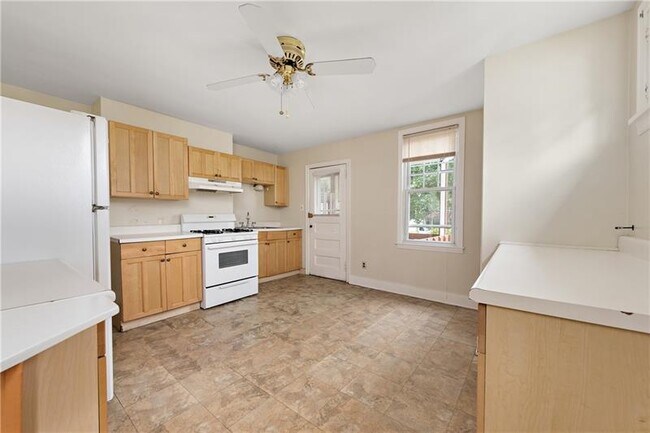Building Photo - 318 Sprott Way