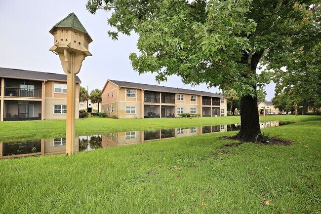 Building Photo - Spacious 2/2 Condo Located in the Gated Community of Hawthorne Village - Orlando!