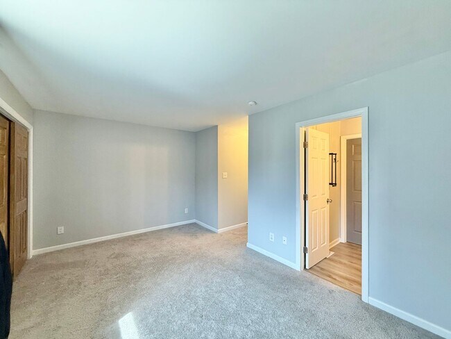 Building Photo - Charming 2BD, 2BA Raleigh Townhome in Prime Location Near I-440, NC State University, Fairgrounds...