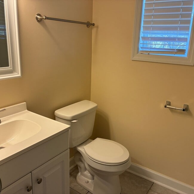 Building Photo - 4 Bedroom 3 Bath Home in Winnabow, NC