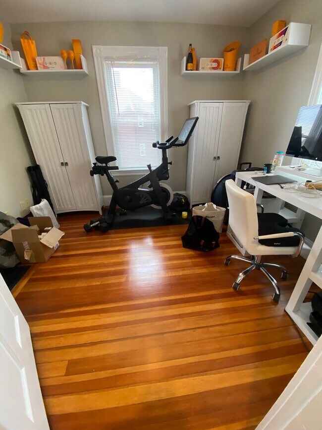 Building Photo - Huge 4 bed unit in Quincy