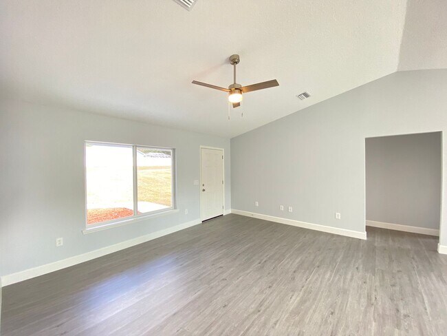 Building Photo - Desirable SW Ocala Neighborhood 3/2/2 **WON'T LAST**