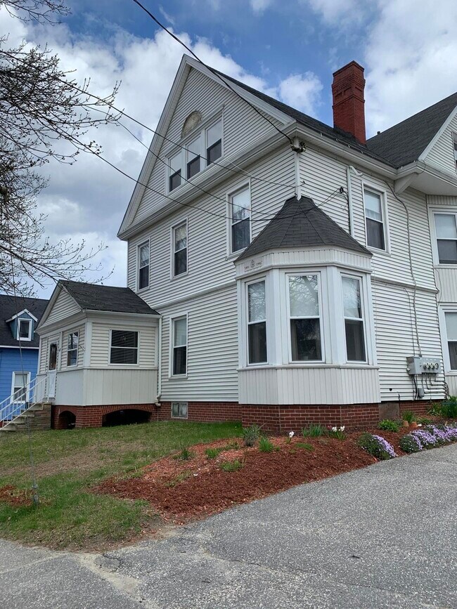 Building Photo - 157 College St