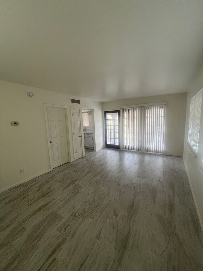Building Photo - 535 E Jacinto St