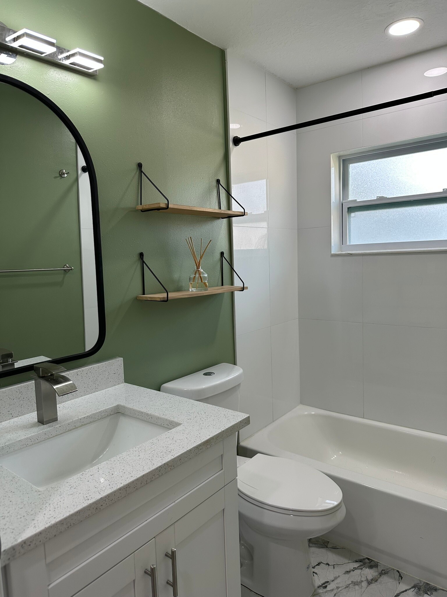 second bathroom with bathtub - 5932 McKee Lake Dr N