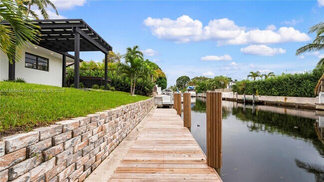 Building Photo - 2413 Gulfstream Ln