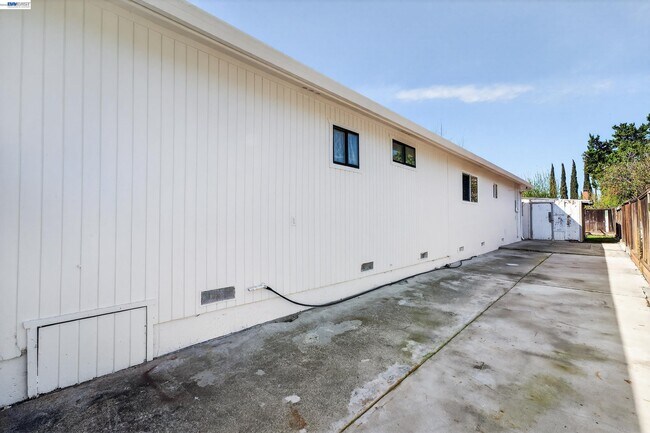 Building Photo - 1450 Kolln St