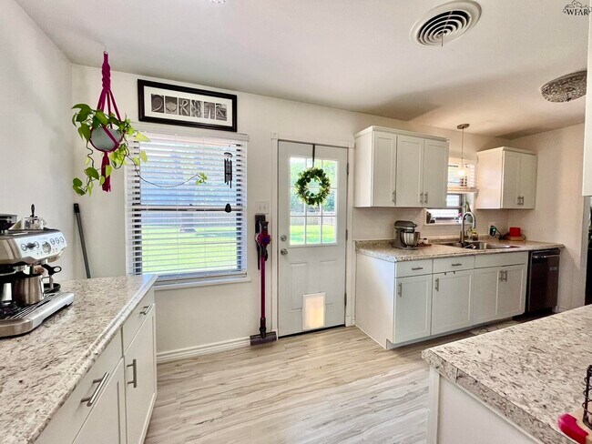 Building Photo - 4722 Florist St