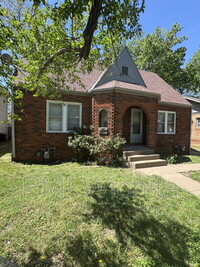 Building Photo - 717 S Green St