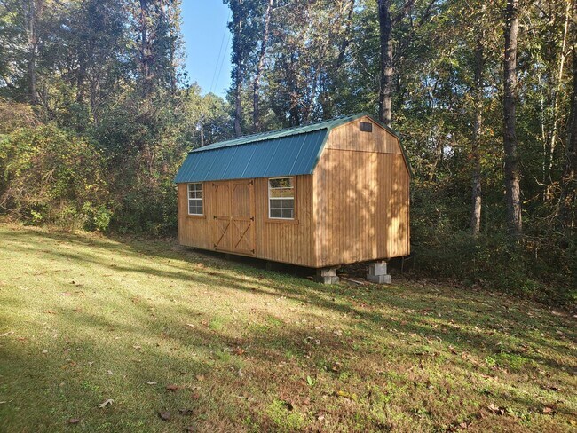 Building Photo - NEW LISTING! 3 Bedroom/ 2 Full Bath Home L...
