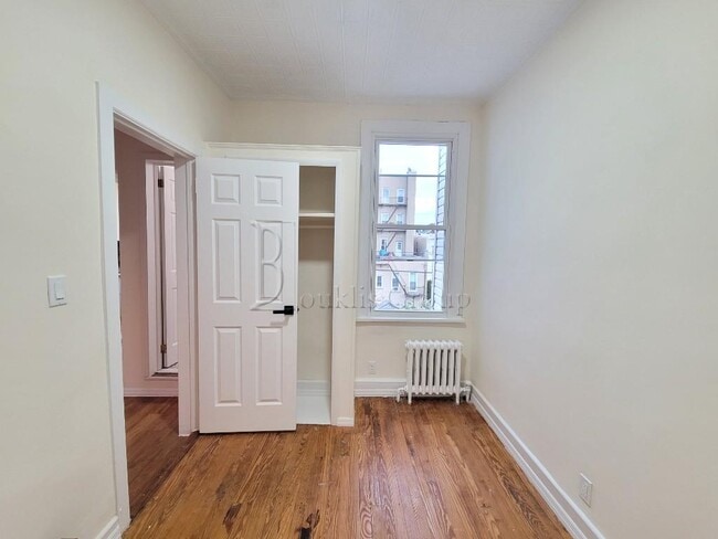 Building Photo - NEWLY RENOVATED==> 2BED + HOME OFFICE ==> DISHWASHER ==> PRIME ASTORIA ==>