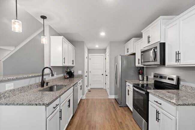 Building Photo - 4 Bedroom Near Post With River Access For ...