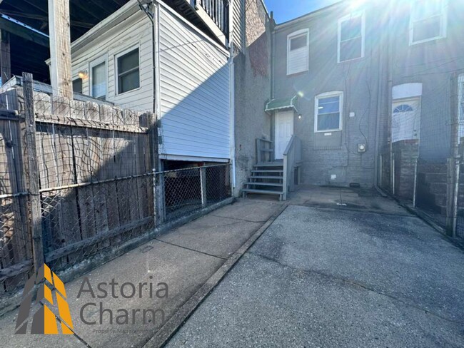 Building Photo - Move In Ready 2 Bedroom Home with Fresh Up...