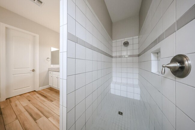 Building Photo - 1424 E Pedro Rd