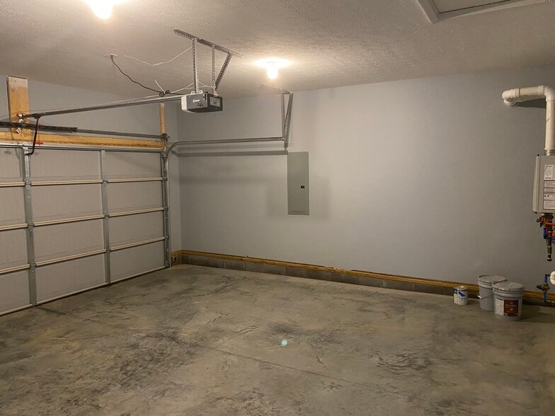 Building Photo - 6557 Valley Brook Trce