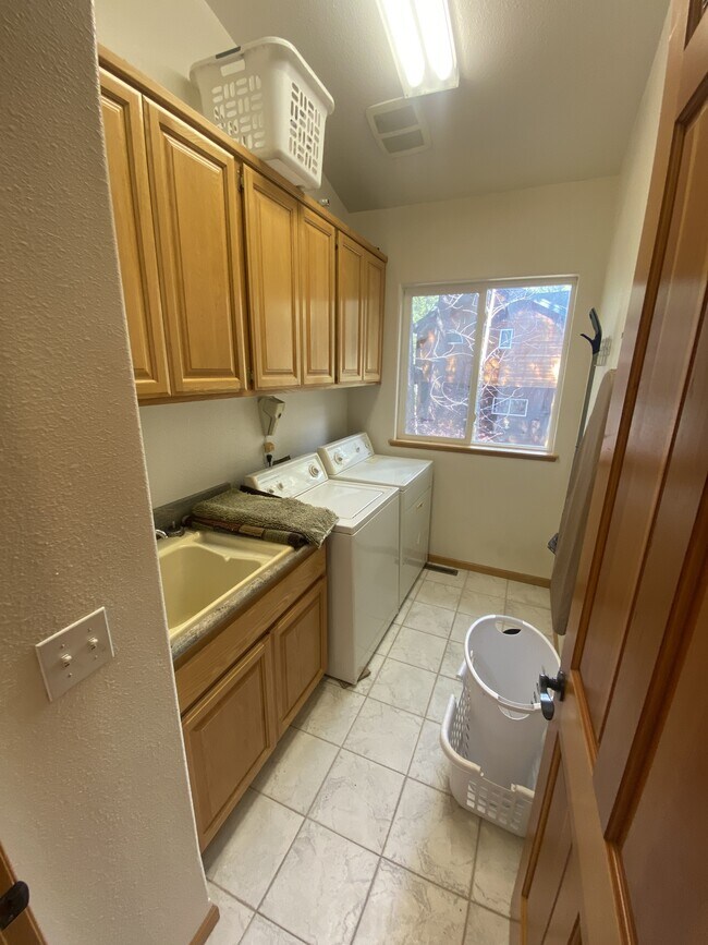Building Photo - 2346 Highlands Dr