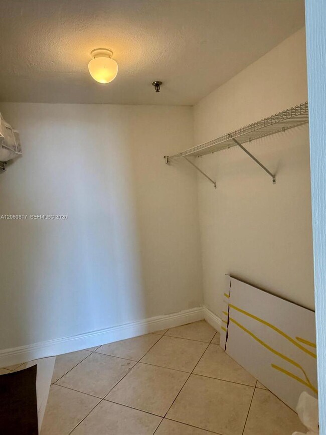 Building Photo - 2625 Collins Ave