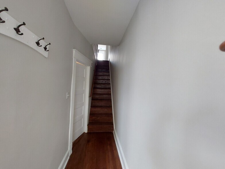 Building Photo - 1330 G St SE