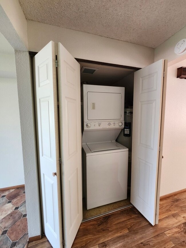 Building Photo - Spacious N. Richland Townhome- Includes Washer & Dryer!