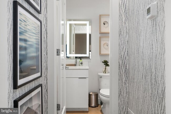 Building Photo - 1015 D St NE