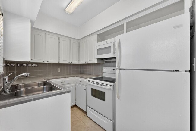 Building Photo - 2508 Bay Dr