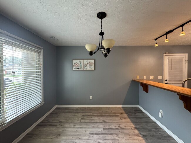 Building Photo - Charming 3 Bed 2 Bath Home with Fenced Yard
