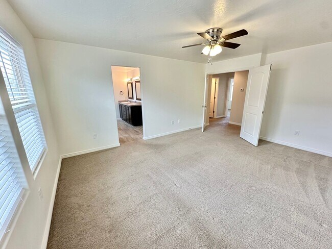 Building Photo - Desert Canyon Home!