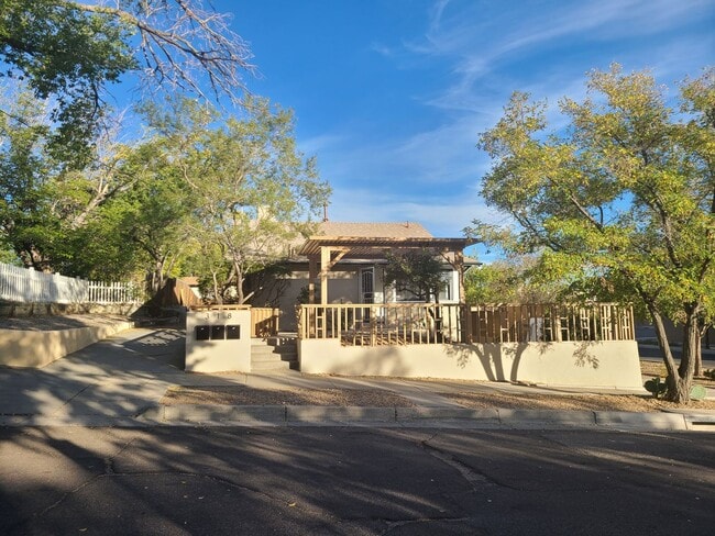 Building Photo - 2BR/2BA Apartment Near UNM/Presbyterian CO...