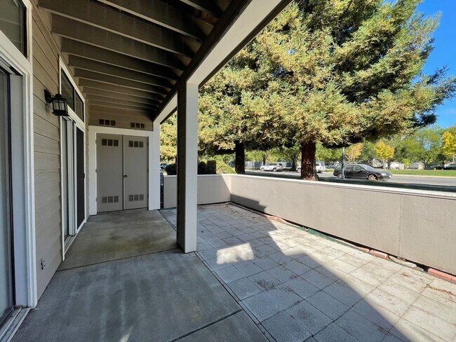 Building Photo - Private 2bd/1ba Condo with 1 car garage - Available Now!