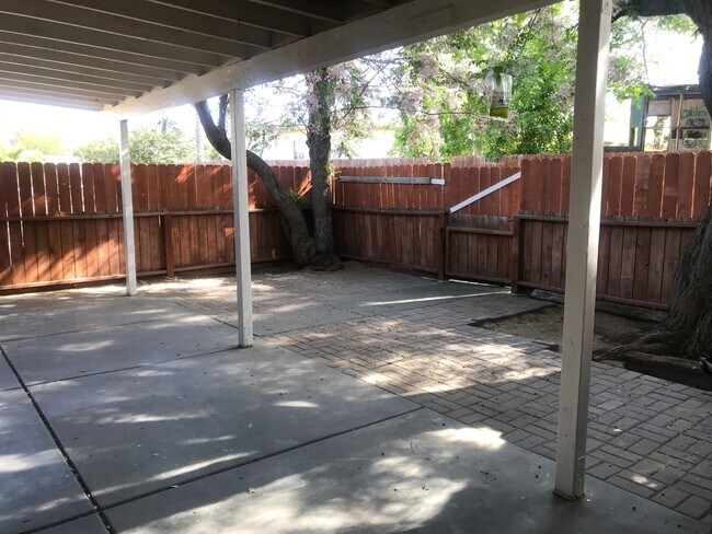 Building Photo - Large Yard! Must see 3bed 2bath Fontana home!!