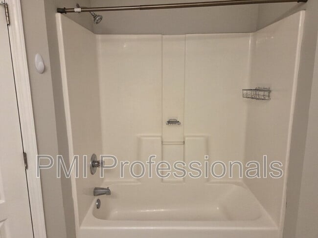 Building Photo - 3241 Hardwood Dr