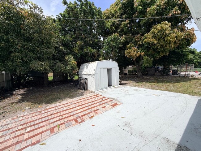 Building Photo - 2033 Longwood Rd