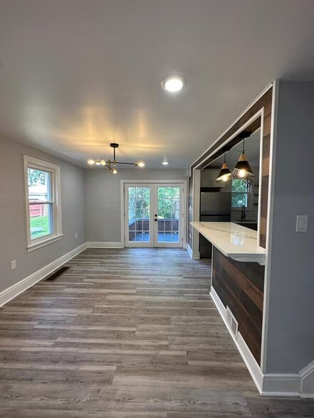 Building Photo - 3370 Parkview Ave