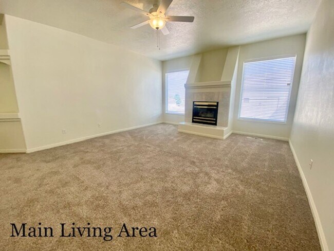 Building Photo - SPACIOUS HOME FOR RENT!