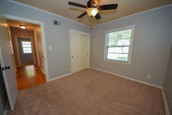 Building Photo - Cute and UPDATED 3 bed 2 bath home near GR...