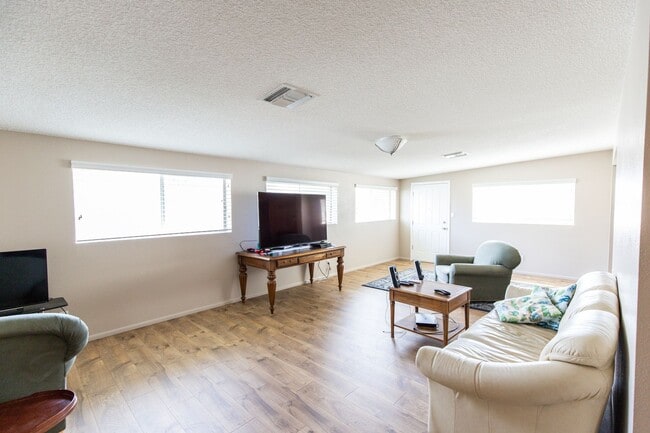 Building Photo - 6 Bedroom 3.5 Bathroom Tri-Level Home In Tempe close to ASU