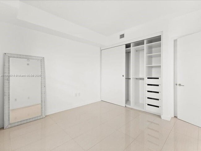 Building Photo - 460 NE 28th St